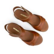 Γυναικεία δερμάτινα σανδάλια με ταμπά σόλα, ταμπά μπαρέτα με αυτοκόλλητο κούμπωμα και ταμπά φαρδιά κοφτή φάσα επάνω όψη σε λευκό φόντο.