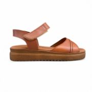 Γυναικεία δερμάτινα σανδάλια με ταμπά σόλα, ταμπά μπαρέτα με αυτοκόλλητο κούμπωμα και ταμπά φαρδιά κοφτή φάσα πλάγια εξωτερική όψη σε λευκό φόντο.