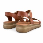 Γυναικεία δερμάτινα σανδάλια με μπεζ σόλα, ταμπά μπαρέτα με αυτοκόλλητο κούμπωμα καιφαρδιά κοφτή φάσα στα δάχτυλα επάνω όψη σε λευκό φόντο.