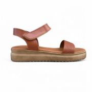 Γυναικεία δερμάτινα σανδάλια με μπεζ σόλα, ταμπά μπαρέτα με αυτοκόλλητο κούμπωμα και ταμπά φαρδιά κοφτή φάσα στα δάχτυλα πλάγια εξωτερική όψη σε λευκό φόντο.