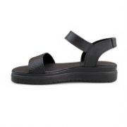 Γυναικεία δερμάτινα σανδάλια με μαύρη σόλα, μαύρη μπαρέτα με αυτοκόλλητο κούμπωμα και μαύρη φαρδιά κοφτή φάσα στα δάχτυλα πλάγια εσωτερική όψη σε λευκό φόντο.