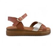 Γυναικεία δερμάτινα σανδάλια με μπεζ σόλα, ταμπά μπαρέτα και χιαστί λουράκια από ταμπά και χρυσό χρώμα πλάγια εξωτερική όψη σε λευκό φόντο.