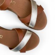 Γυναικεία δερμάτινα σανδάλια με μπεζ σόλα, ταμπά μπαρέτα και χιαστί λουράκια από ταμπά και χρυσό χρώμα επάνω όψη σε λευκό φόντο.