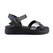 Γυναικεία δερμάτινα σνδάλια με μαύρη σόλα, μαύρη μπαρέτα και χιαστί λουράκια από μαύρο και και ατσαλί χρώμα πλάγια εξωτερική όψη σε λευκό φόντο.