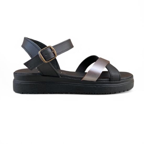 Γυναικεία δερμάτινα σνδάλια με μαύρη σόλα, μαύρη μπαρέτα και χιαστί λουράκια από μαύρο και και ατσαλί χρώμα πλάγια εξωτερική όψη σε λευκό φόντο.