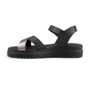 Γυναικεία δερμάτινα σνδάλια με μαύρη σόλα, μαύρη μπαρέτα και χιαστί λουράκια από μαύρο και και ατσαλί χρώμα πλάγια εσωτερική όψη σε λευκό φόντο.