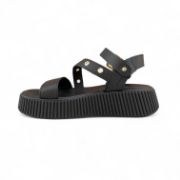 Γυναικεία σανδάλια δίσολα flatform με μαύρη σόλα και μαύρη μπαρέτα με χρυσή αγκράφα και λοξό λουρί στο κουντεπιέ με χρυσά τρουκς και μαύρη φάσα στα δάχτυλα πλάγια εσωτερική όψη σε λευκό φόντο.