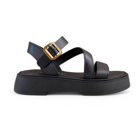 Γυναικεία σανδάλια δίσολα flatform με μαύρη σόλα, μαύρη μπαρετα με χρυσή αγκράφα,λοξό λουρί στο κουντεπιέ και μαύρη φάσα στα δάχτυλα πλάγια εξωτερική όψη σε λευκό φόντο.