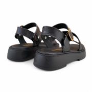 Γυναικεία σανδάλια δίσολα flatform με μαύρη σόλα, μαύρη μπαρετα με χρυσή αγκράφα,λοξό λουρί στο κουντεπιέ και μαύρη φάσα στα δάχτυλα πίσω όψη σε λευκό φόντο.