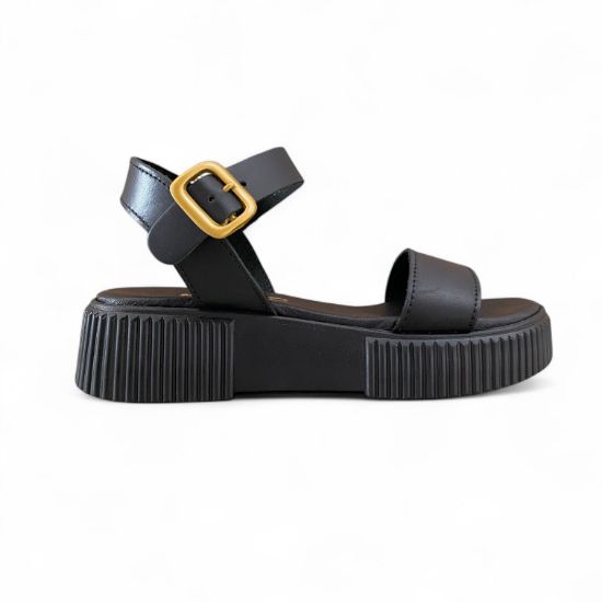 Γυναικεία δερμάτινα δίσολα σανδάλια flatforms με μαύρη σόλα, μαύρη μπαρετα με χρυσή αγκράφα και μαύρη φάσα στα δάχτυλα πλάγια εξωτερική όψη σε λευκό φόντο.