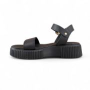 Γυναικεία δερμάτινα δίσολα σανδάλια flatforms με μαύρη σόλα, μαύρη μπαρετα με χρυσή αγκράφα και μαύρη φάσα στα δάχτυλα πλάγια εσωτερική όψη σε λευκό φόντο.