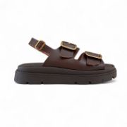 Γυναικεία σανδάλια δίσολα με μαύρη σόλα, δυο μαύρες φάσες με χρυσές αγκράφες και λουράκι με κούμπωμα στη φτέρνα πλάγια εξωτερική όψη σε λευκό φόντο.