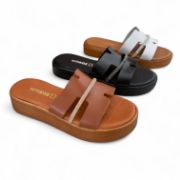 Εικόνα της Δερμάτινες παντόφλες flatform με φαρδιά φάσα και στρας