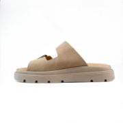 Γυναικείες παντόφλες δίσολες με μπεζ σόλα και δυο μπεζ λουριά με χρυσές αγκράφες πλάγια εσωτερική όψη σε λευκό φόντο.