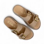 Γυναικείες παντόφλες δίσολες με μπεζ σόλα και δυο μπεζ λουριά με χρυσές αγκράφες επάνω όψη σε λευκό φόντο.