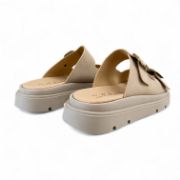 Γυναικείες παντόφλες δίσολες με μπεζ σόλα και δυο μπεζ λουριά με χρυσές αγκράφες πίσω όψη σε λευκό φόντο.