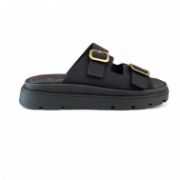 Γυναικείες παντόφλες δίσολες με μαύρη σόλα και δυο μαύρα λουριά με χρυσές αγκράφες πλάγια εξωτερική όψη σε λευκό φόντο.