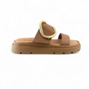 Γυναικείς παντόφλες με διπλή φάσα, χρυσό μεγάλο μεταλλικο διακοσμητικό, μπεζ χρώμα πλάγια εξωτερική όψη σε λευκό φόντο.