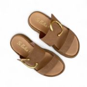 Γυναικείς παντόφλες με διπλή φάσα, χρυσό μεγάλο μεταλλικο διακοσμητικό, μπεζ χρώμα επάνω όψη σε λευκό φόντο.