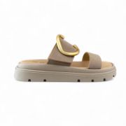 Γυναικείς παντόφλες με διπλή φάσα, χρυσό μεγάλο μεταλλικο διακοσμητικό, πούρο χρώμα πλάγια εξωτερική όψη σε λευκό φόντο.