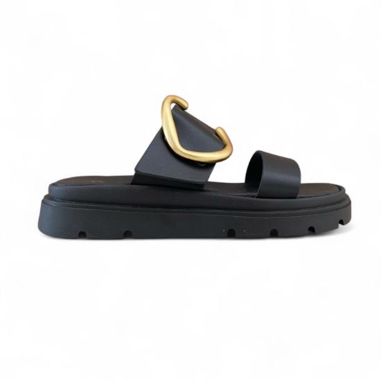 Γυναικείες παντόφλες δίσολες με διπλή φάσα και μεγάλο χρυσό μεταλλικό διακοσμητικό σε όλο μαύρο χρώμα πλάγια εξωτερική όψη σε λευκό φόντο.