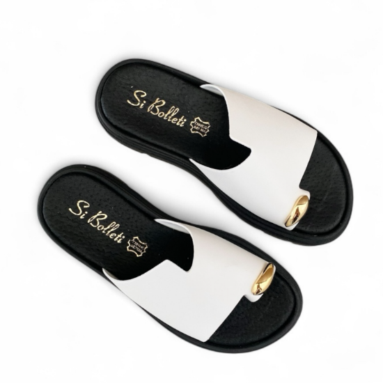 Εικόνα της Παντόφλες Flatforms Δίσολες με Φαρδιά Ασύμμετρη Φάσα Δάχτυλο και Χρυσό Διακοσμητικό Λευκό