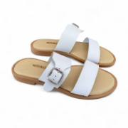 Γυναικείες φλατ παντόφλες με μπεζ σόλα, ρυθμιζόμενη φάσα με αγκράφα στο κουντεπιέ και φάσα στα δάχτυλα σε λευκό χρώμα επάνω όψη σε λευκό φόντο.