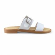 Γυναικείες φλατ παντόφλες με μπεζ σόλα, ρυθμιζόμενη φάσα με αγκράφα στο κουντεπιέ και φάσα στα δάχτυλα σε λευκό χρώμα πλάγια εξωτερική όψη σε λευκό φόντο.