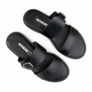 Γυναικείες φλατ παντόφλες με μαύρη σόλα, ρυθμιζόμενη φάσα με αγκράφα στο κουντεπιέ και φάσα στα δάχτυλα σε μαύρο χρώμα επάνω όψη σε λευκό φόντο.