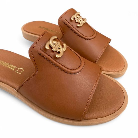 Εικόνα της Δερμάτινες Παντόφλες με Φαρδιά Φάσα και Χρυσό Διακοσμητικό