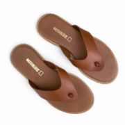 Γυναικές φλατ δερμάτινες σαγιονάρες σε ταμπά χρώμα επάνω όψη σε λευκό φόντο.