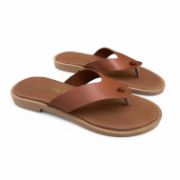 Γυναικές φλατ δερμάτινες σαγιονάρες σε ταμπά χρώμα διαδώνια όψη σε λευκό φόντο.	