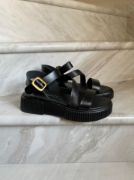 Εικόνα της Δερμάτινα Σανδάλια Δίσολα Flatforms με Λοξό Λουρί