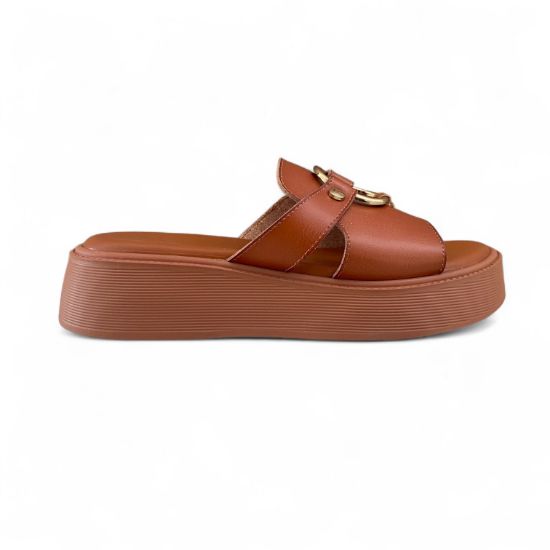 Εικόνα της Παντόφλες Flatform με Φαρδιά Φάσα και Χρυσό Διακοσμητικό Ταμπά