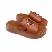 Εικόνα της Παντόφλες Flatform με Φαρδιά Φάσα και Χρυσό Διακοσμητικό Ταμπά