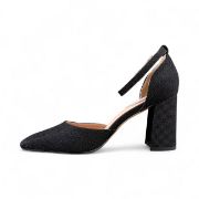 Μυτερές μαύρες γόβες με κλειστά δάχτυλα και κλειστή φτέρνα με γκλίτερ χοντρό τακούνι και λουράκι στον αστράγαλο πλάγια εσωτερική όψη σε λευκό φόντο.