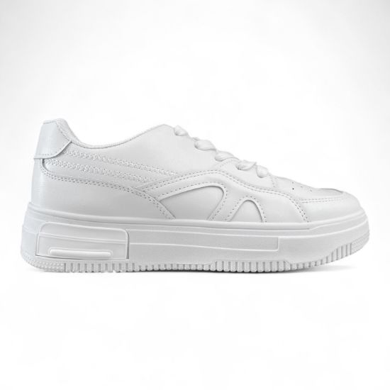 Sneakers σε όλο λευκό χρώμα από δερματίνη με κορδόνια πλάγια εξωτερική όψη σε λευκό φόντο.