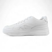 Sneakers σε όλο λευκό χρώμα από δερματίνη με κορδόνια πλάγια εσωτερική όψη σε λευκό φόντο.