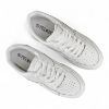 Sneakers σε όλο λευκό χρώμα από δερματίνη με κορδόνια επάνω όψη σε λευκό φόντο.