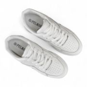 Sneakers σε όλο λευκό χρώμα από δερματίνη με κορδόνια επάνω όψη σε λευκό φόντο.