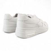 Sneakers σε όλο λευκό χρώμα από δερματίνη με κορδόνια πίσω όψη σε λευκό φόντο.	