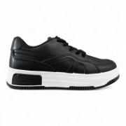 Sneakers από δεματίνη σε μαύρο χρώμα με λευκή σόλα και κορδόνια πλάγια εξωτερική όψη σε λευκό φόντο.