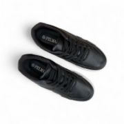 Sneakers από δεματίνη σε μαύρο χρώμα με λευκή σόλα και κορδόνια επάνω όψη σε λευκό φόντο.