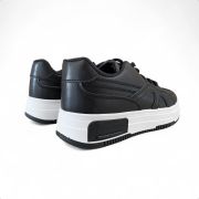 Sneakers από δεματίνη σε μαύρο χρώμα με λευκή σόλα και κορδόνια πίσω όψη σε λευκό φόντο.