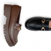 Εικόνα της Loafers με μεταλλικό στοιχείο