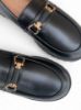 Εικόνα της Loafers με μεταλλικό στοιχείο