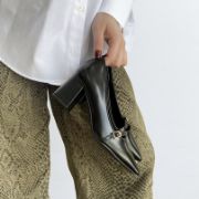 Εικόνα της Γόβες μυτερές με χοντρό τακούνι και διακοσμητικό λουράκι