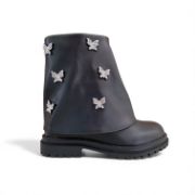 Παιδικά μποτάκια για κορίτσια από δερματίνη σε μαύρο χρώμα με αναδιπλούμενη φάσα με πεταλούδες από στρας και φερμουάρ στην εσωτερική πλευρά πλάγια εξωτερική όψη σε λευκό φόντο.