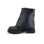 Παιδικά μποτάκια για κορίτσια από δερματίνη σε μαύρο χρώμα με αναδιπλούμενη φάσα με πεταλούδες από στρας και φερμουάρ στην εσωτερική πλευρά πλάγια εσωτερική όψη σε λευκό φόντο.	