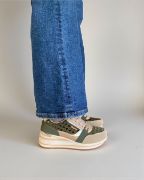 Εικόνα της Sneakers με συνδυασμό υλικών και χρωμάτων